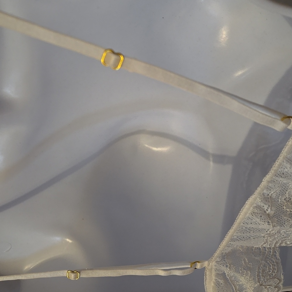 Elegant Lace Bralette in White - Picture 5 of 7